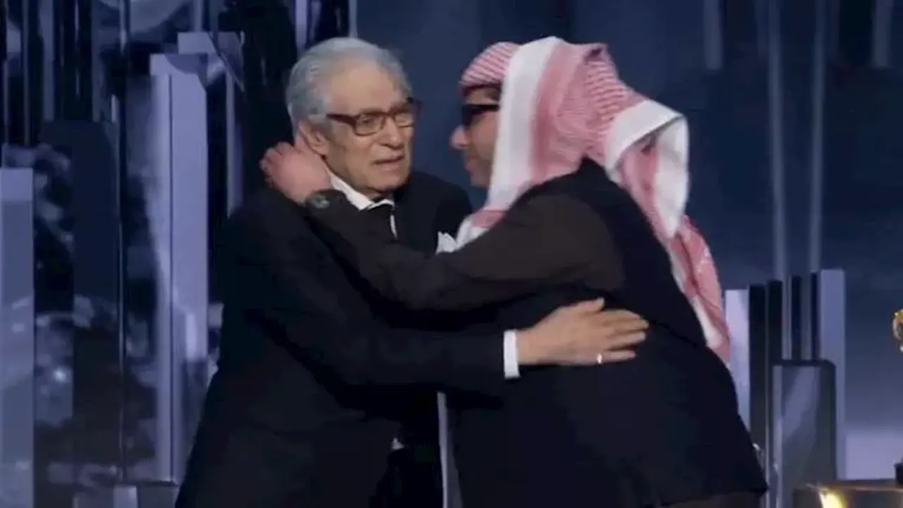 بقبلة رأس.. تركي آل الشيخ يكرّم فاروق حسني في حفل جوي أووردز 2026